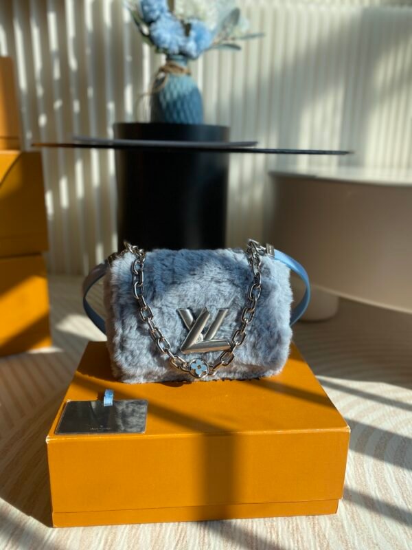 LOUIS VUITTON TWIST Bag M21040 Monogram